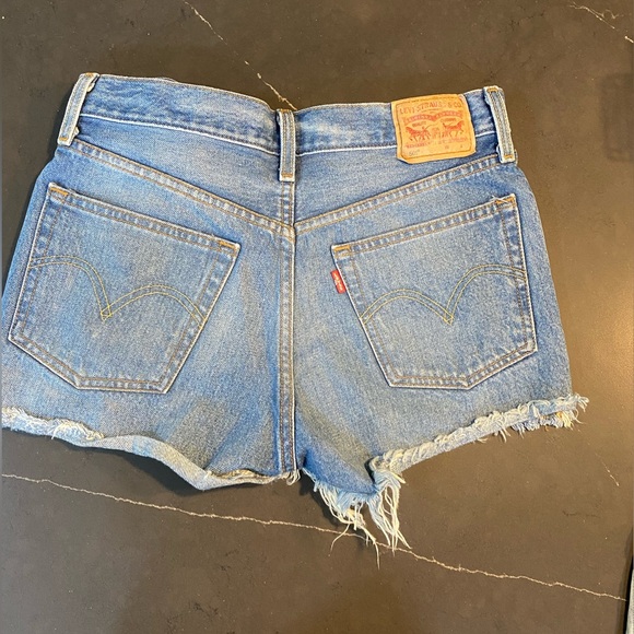 Levi 501 Jean shorts - Picture 4 of 5